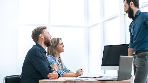 Pracownicy Rozmawiają O Czymś Z Gościem Agencji. Zdjęcie Z Miejscem Na Kopię