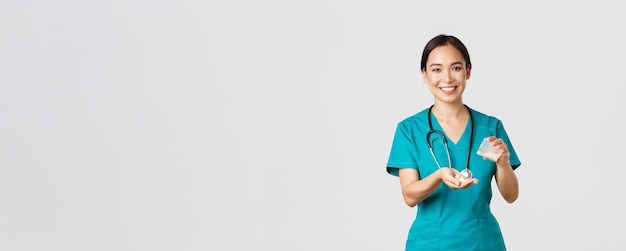 Pracownicy służby zdrowia zapobiegający koncepcji kampanii kwarantanny wirusowej uśmiechając się przyjazna azjatycka lekarka...
