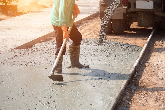 Pracownicy wylewający beton betonomieszarką