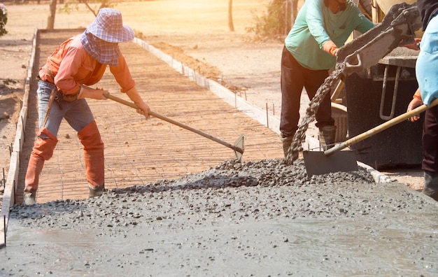 Pracownicy wylewający beton betonomieszarką