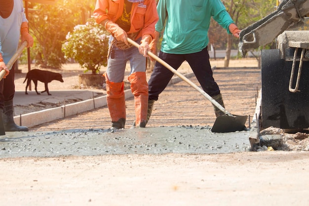 Pracownicy wylewający beton betonomieszarką