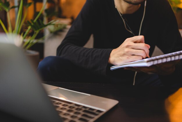 Pracownik biznesowy osoba pracująca w kawiarni przy użyciu laptopa w technologii komunikacji online