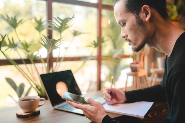 Pracownik biznesowy osoba pracująca w kawiarni przy użyciu laptopa w technologii komunikacji online