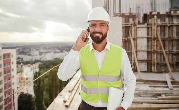 Pracownik budowlany odbiera telefon na miejscu