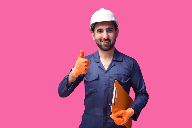 pracownik budowlany uśmiechający się trzymający schowek i pokazujący ok kciuki do góry indyjski model pakistański