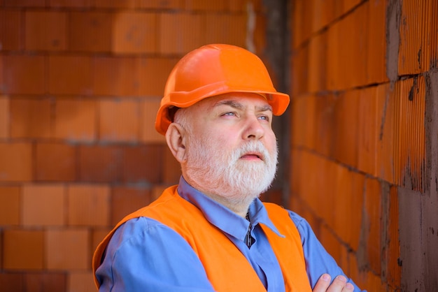 Pracownik budowlany w koncepcji naprawy kasku budowlanego portret budowniczego w budownictwie