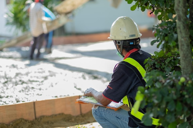 pracownik budowlany żelazka budowlane beton i sprzęt