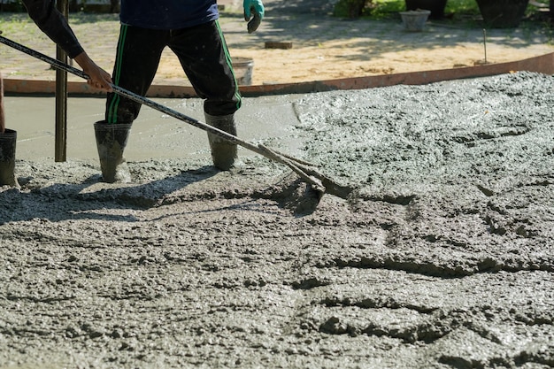 pracownik budowlany żelazka budowlane beton i sprzęt