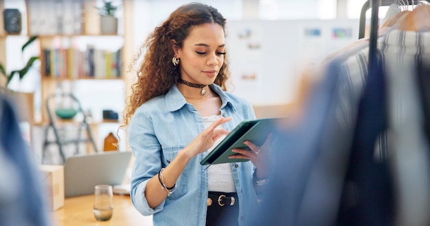 Zdjęcie pracownik działu mody i kobieta ze sklepem na tablety i asortymentem z połączeniem e-commerce i pisaniem na klawiaturze sprzedawca i pracownik sklepu technologicznego z małą firmą i zakupami online w handlu detalicznym