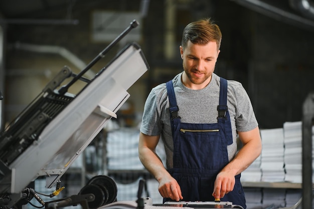 Pracownik fabryki Mężczyzna pracujący na linii produkcyjnej