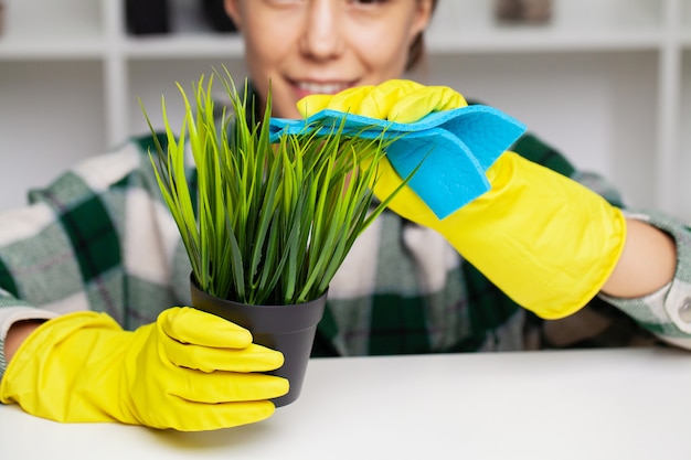 Pracownik Firmy Sprzątającej Sprząta Biuro I Dba O Rośliny