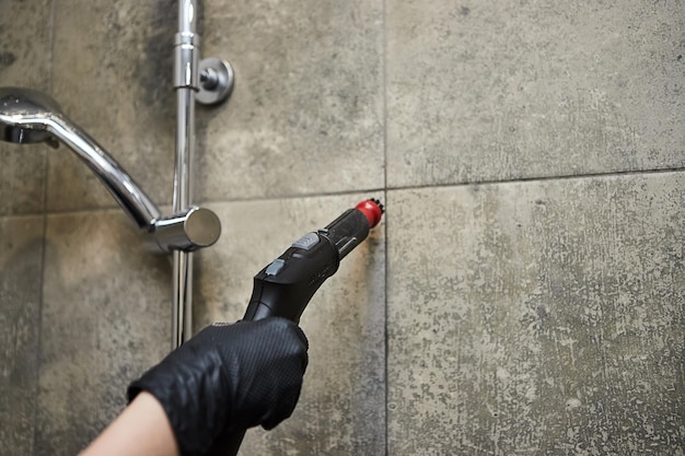 Pracownik Firmy Sprzątającej W Gumowych Rękawiczkach Czyszczenie Płytek W łazience Profesjonalnym Sprzętem Do Czyszczenia Parą