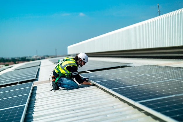Pracownik instaluje panele słoneczne na dachu.