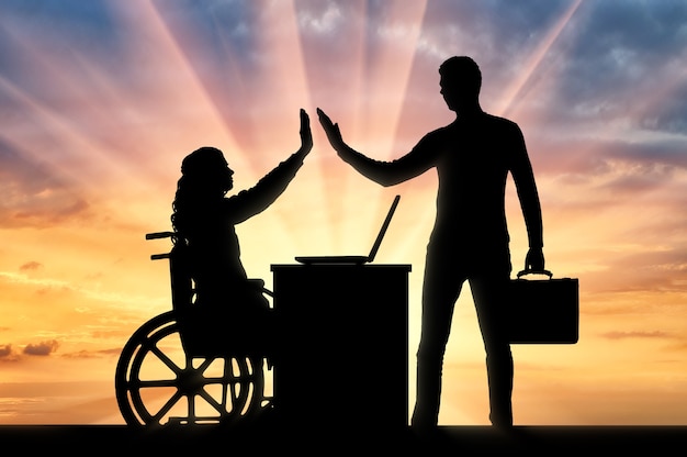 Zdjęcie pracownik kobieta osoba niepełnosprawna na wózku inwalidzkim oraz pracodawca. pojęcie zatrudnienia osób niepełnosprawnych
