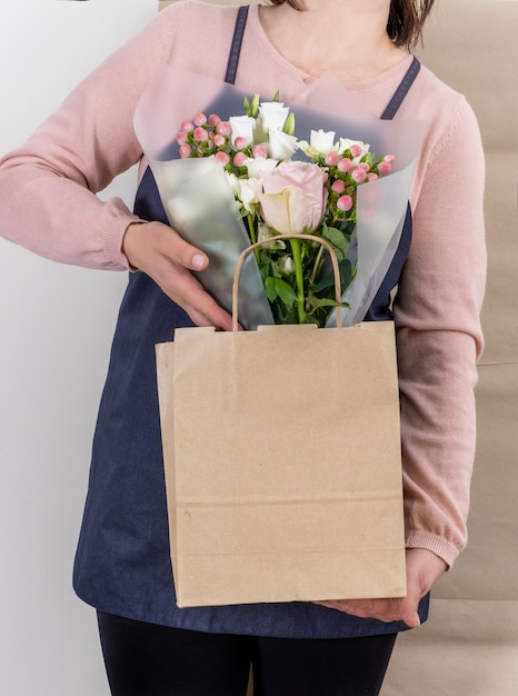 Pracownik Kwiat Różowy Dostawa Dostawa Pakowanie Torby Pudełko Fartuch Pakowacz Wysyłka Otwarta Online
