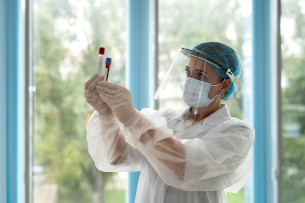 Pracownik medyczny badający próbki krwi pacjenta