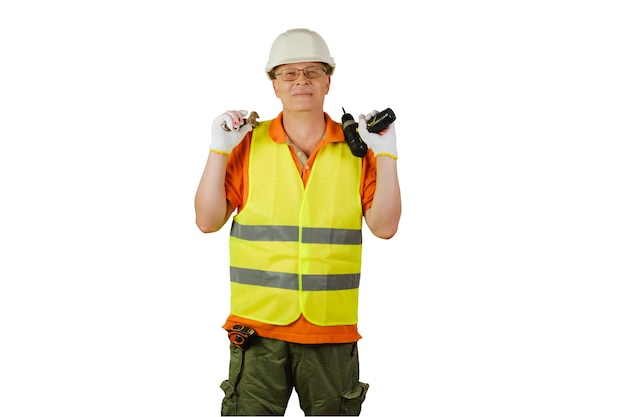 Pracownik, mężczyzna po pięćdziesiątce, w mundurze i kasku z narzędziami wyizolowanymi na białym tle