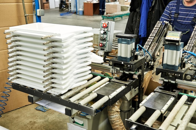 Zdjęcie pracownik montuje meble w fabryce. produkcja przemysłowa mebli.