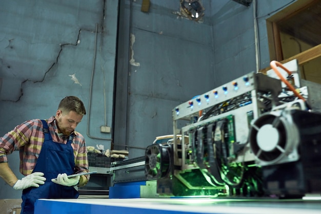 Pracownik obsługujący sprzęt CNC w fabryce