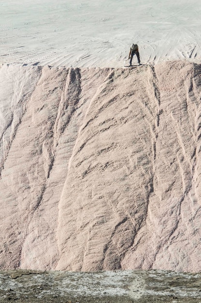 Pracownik przerzucający luzem sól Salinas Grandes de Hidalgo La Pampa Argentina