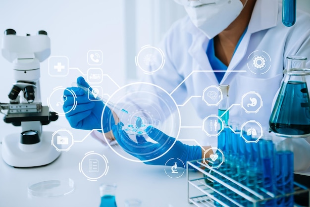 Pracownik służby zdrowia trzymający szczepionkę przeciwko koronawirusowi COVID19 w badaniach laboratoryjnych i analizujący próbkę naukową przeciwciała przeciwko koronawirusowixA