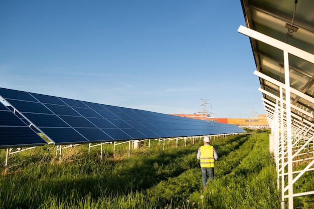 Pracownik w farmie słonecznej Panele fotowoltaiczne Energia słoneczna Koncepcja ekologiczna