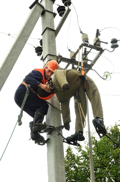 Pracownikowi Dotkniętemu Porażeniem Prądem Pomaga Elektryk. Trening Na Manekinie.