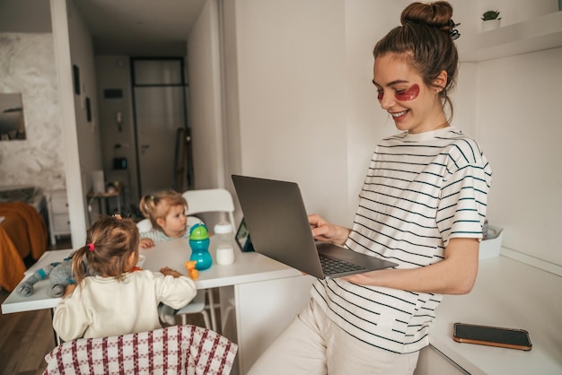 Pracująca mama i jej córki w kuchni