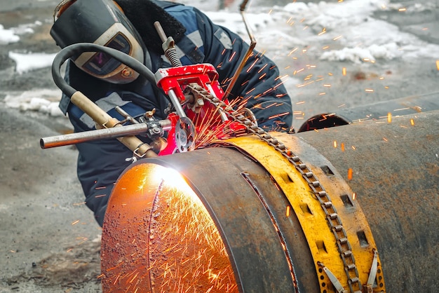 Pracujący Spawacz Tnie Metal I Lata Iskry Cięcie Gazowe Rur O Dużej średnicy Acetylenem I Tlenem Przemysłowe Cięcie Metali W Przemyśle Naftowym I Gazowym