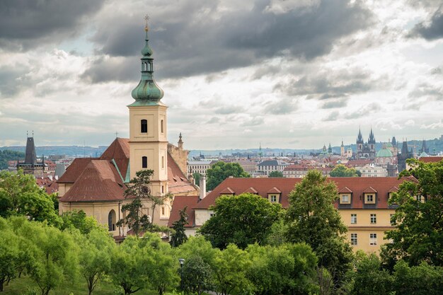 Praga Czechy Piękny widok na Petrinskie sady w centrum Pragi