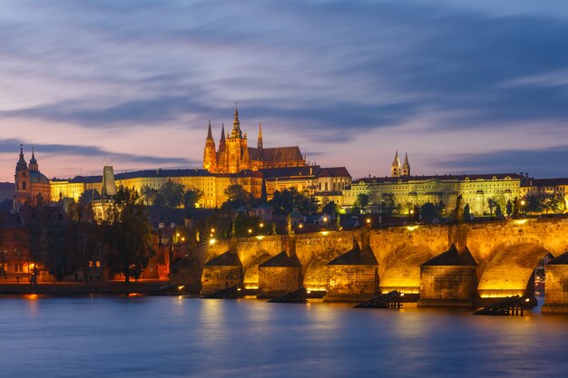 Praga kasztel i Charles most przy zmierzchem, republika czech