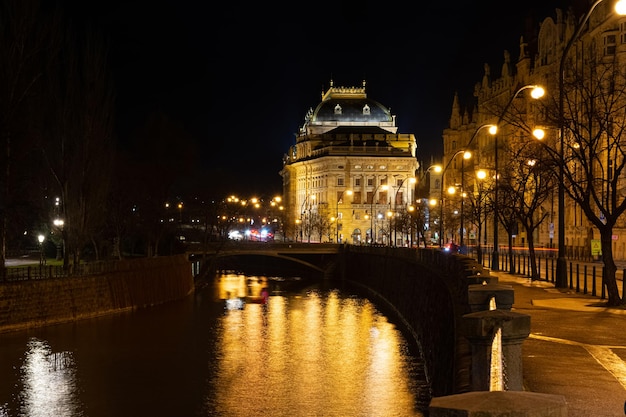 Praga nocą, Teatr Narodowy, odbicie świateł w rzece