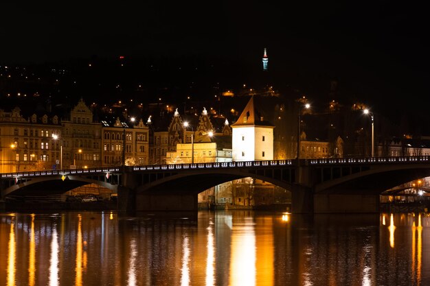 Praga nocą, widok na mosty na rzece Wełtawie, odbicie nocnych świateł miasta, pejzaż