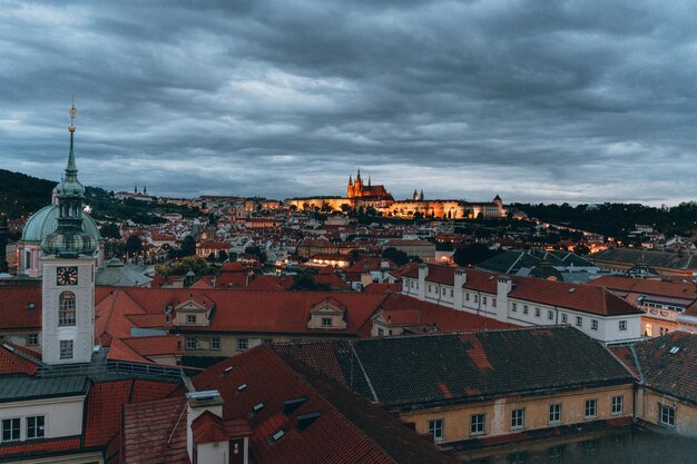 Praga oświetlony krajobraz miasta starożytny zamek i urocze dachy w zmierzchu