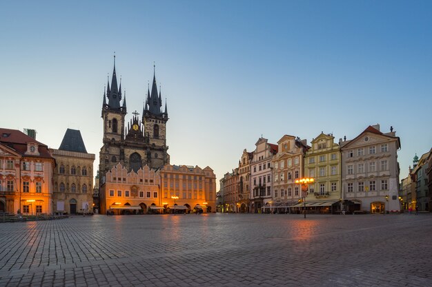 Zdjęcie praga stary rynek z widokiem na kościół tyn w czechach