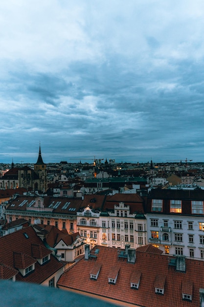 Praga w zmierzchu historyczny krajobraz miasta z pięknym niebieskim niebem