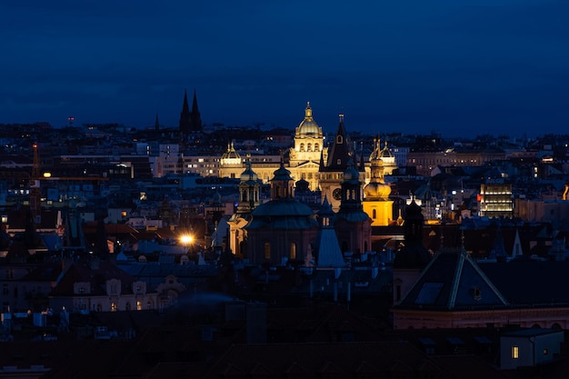 Praga wieczorem, Muzeum Narodowe oświetlone światłami, pejzaż miejski