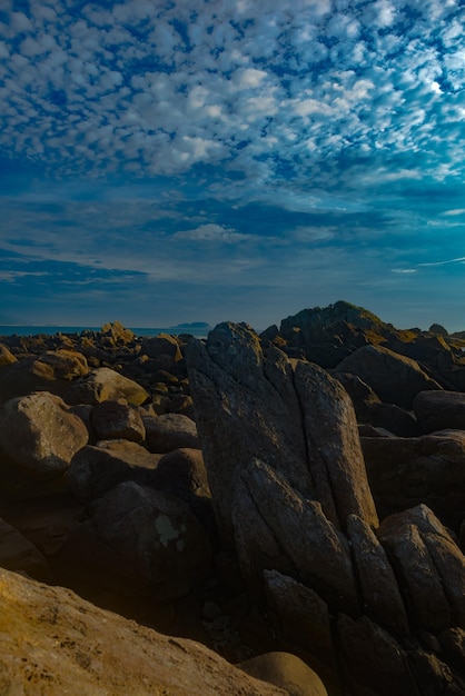 Praia da Armacao Santa Catarina Brazylia słynąca ze skalistych ścian