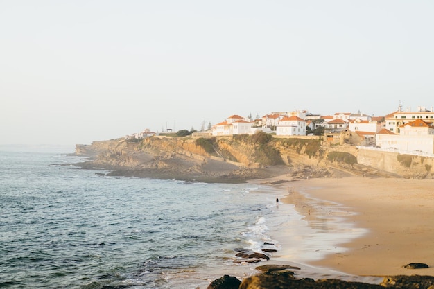 Praia das Macas Apple Beach w Colares w Portugalii w burzliwy dzień przed zachodem słońca