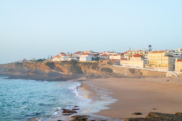 Praia das Macas Apple Beach w Colares w Portugalii w burzliwy dzień przed zachodem słońca