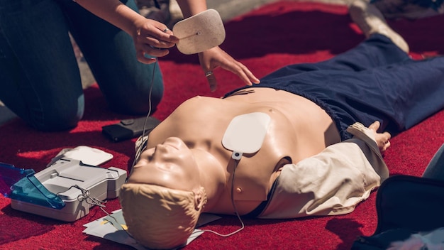 Zdjęcie praktyka cpr defibrylatora