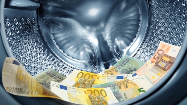 Zdjęcie pranie pieniędzy wiele banknotów euro w pralce