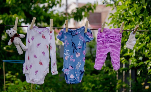 Pranie ubrań dla dzieci Pościel wysycha na świeżym powietrzu Selektywna ostrość