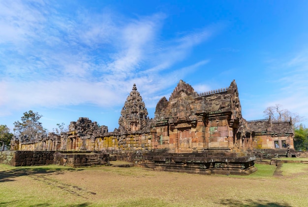 Prasat Hin Phanom Rung lub kamienny zamek Phanom Rung w parku historycznym Phanom Rung rano, prowincja Buriram, Tajlandia