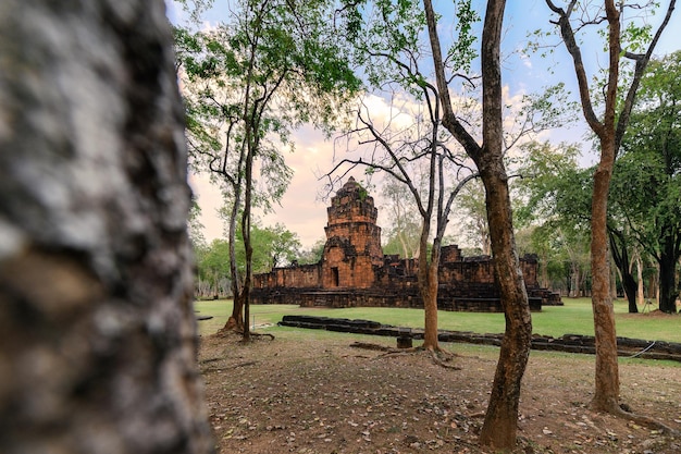 Prasat Muang Sing to starożytne ruiny świątyni Khmerów w historycznym parku