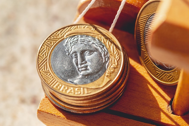 prawdziwa brazylijska moneta brazylijska na zdjęciu makro na drewnianym przedmiocie