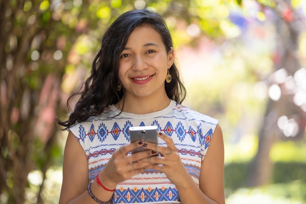 Prawdziwa Meksykanka Trzymająca Smartfon I Patrząca Na Kamerę Na Zewnątrz