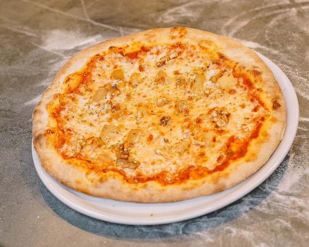 Prawdziwa pizza neapolitańska na zakwasie i świeżych, naturalnych składnikach