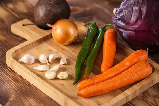 Prawdziwe świeże warzywa na drewnianym stole, zdrowa żywność.