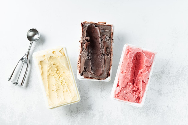 Prawdziwe włoskie lody rzemieślnicze w pudełeczku czekoladowym truskawkowym waniliowym z jagodami i łyżką